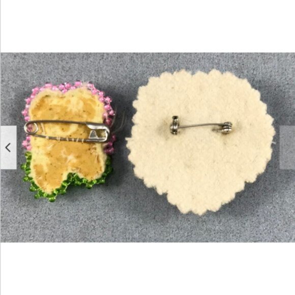 Tufted Moosehair  Beaded Brooches Pair Native IndigenoCanadian First Nations - Picture 4 of 4